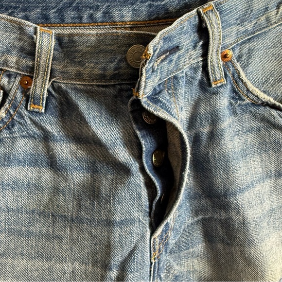 Levi’s Women’s Jean Shorts 501 Cut Off Denim Size 28 Waist Frayed Hem Shortie - Picture 6 of 14